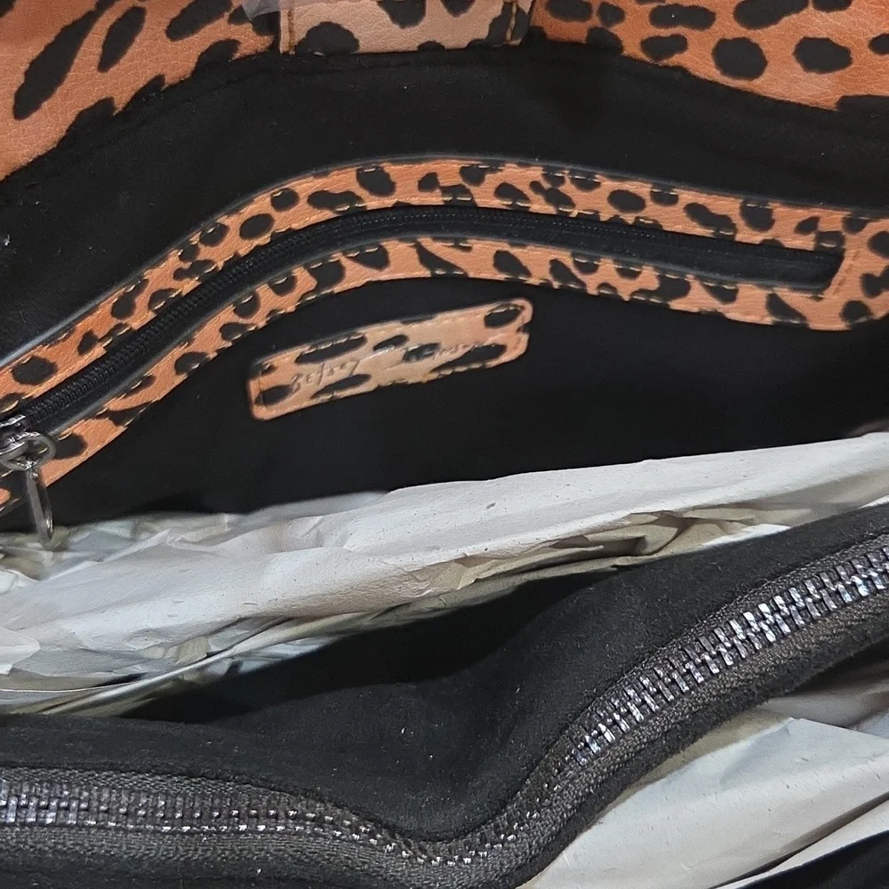 🖤🔹️Betsey Johnson 🔹️XOTOTE-L  Leopard Print 2pc Tote with Black Bag Charm - Picture 16 of 17